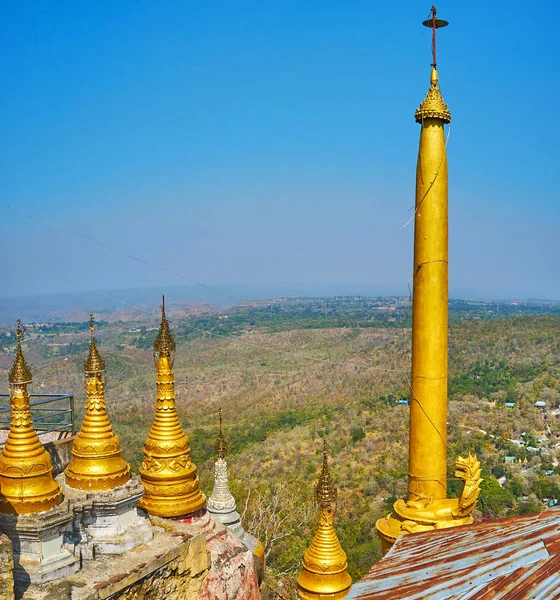Золотой столп в монастыре Попа Таунг Калат, Мьянма — стоковое фото