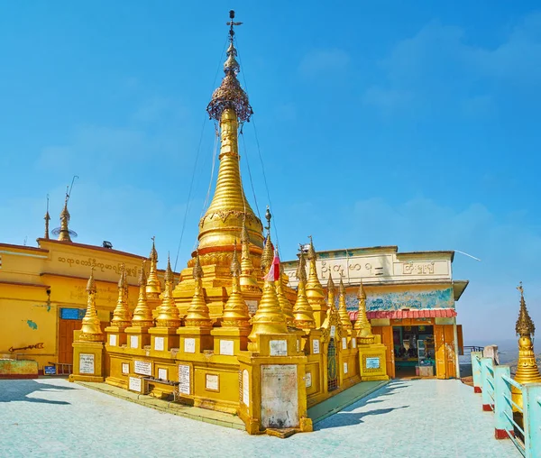 O pagode votivo no mosteiro Popa Taung Kalat, Mianmar — Fotografia de Stock