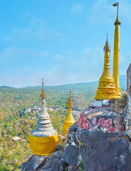 Popa Taung Kalat Manastırı, Myanmar kayası üzerinde stupas