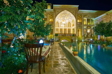 Mahinestan Raheb tarihi evi 'nin avlusunda, Kashan, Iran