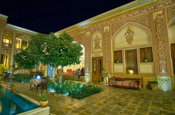 O restaurante em Mahinestan Raheb Historical House, Kashan, Ira — Fotografia de Stock