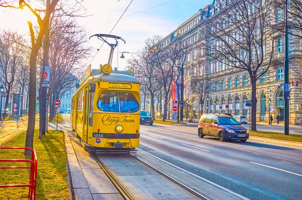 Die gelbe luststraßenbahn in wien, Österreich — Stockfoto
