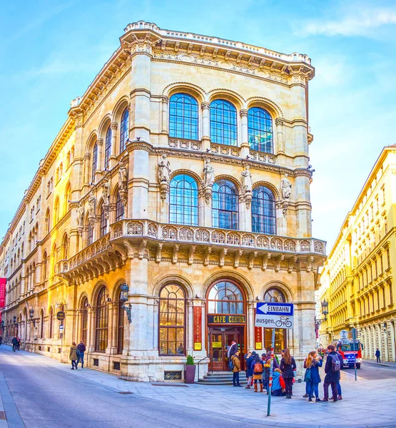 La hermosa fachada del Palacio de Ferstel en Viena — Foto de Stock