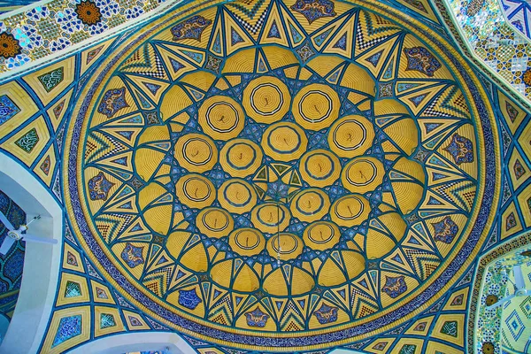 Kopuła dachówka w Imamzadeh Helal Ali Holy Shrine, Aran o Bidgol, — Zdjęcie stockowe