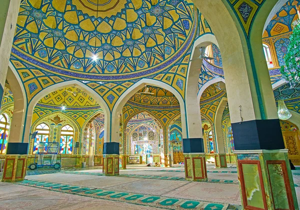 La gran sala de oración del Imamzadeh Helal Ali Santuario Santo, Aran o —  Fotos de Stock