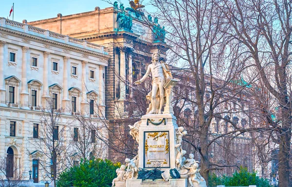 The marble sculpture of Mozart in Burggarten, Vienna, Austria — Stock Photo, Image
