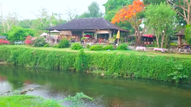 Antigua Casa Madera Con Exuberante Jardín Verde Flameante Árbol Orilla — Vídeo de stock