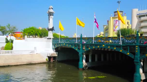 2019年4月24日 Klong Saensaeb 4月24日在曼谷欣赏了法里拉特桥上的皇家黄旗和历史悠久的马哈坎堡 — 图库视频影像