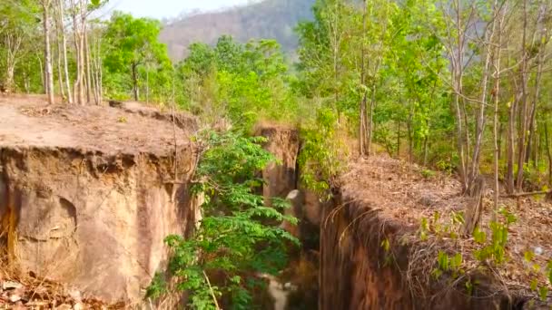 探索派土地分裂 地面裂缝 位于山区 由地震活动和地震形成 — 图库视频影像