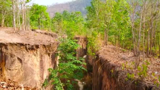 Explorar Pai Terra Dividida Rachadura Chão Localizado Montanhas Formado Por — Vídeo de Stock