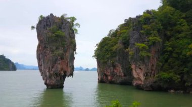 James Bond Adası (Khao Phing Kan), Ko Ta Pu adasının karst kulesi ve arka planda Ko Raya Ring adası ile Ao Phang Nga milli parkı Panorama, Tayland