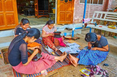 Bagan, Myanmar'da cila atölyesi