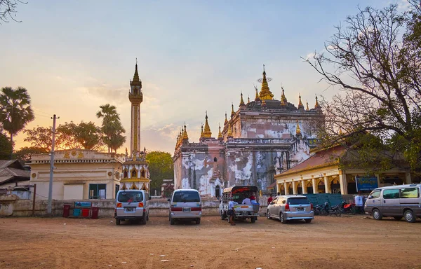 Puesta de sol detrás del templo de Manuha, Bagan, Myanmar — Foto de Stock