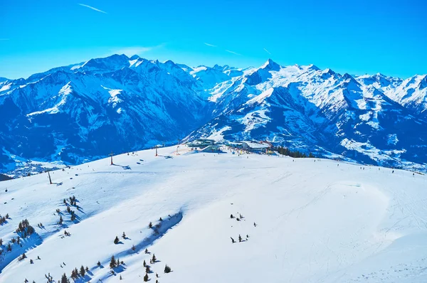 De glooiende helling van de berg Schmitten, Zell am See, Oostenrijk — Stockfoto