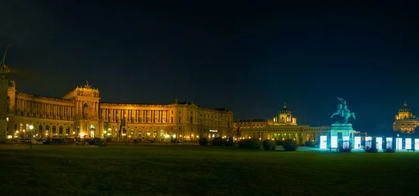 Natt panoramat över slottet Hofburg i Wien, Österrike — Stockfoto