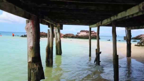 Projděte Podél Pobřeží Ostrova Khai Nai Pod Starou Dřevěnou Chůzí — Stock video