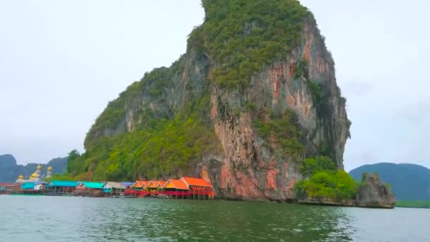 観光客の間で人気の浮遊イスラム教徒の村のカラフルなスティルト小屋を持つコパンイ コパンニー 島の印象的な石灰岩岩 タイのアオパンガ国立公園を訪問 — ストック動画