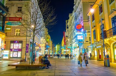 Geceleri alışveriş caddesi, Viyana, Avusturya