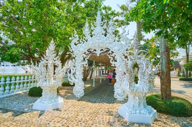 Beyaz Tapınak,Chiang Rai, Tayland'ın rcovered alleyway