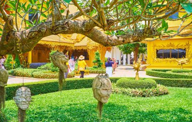Şeytanlar ağaca, Beyaz Tapınak kompleksine, Chiang Rai'ye kafa yaslar., 