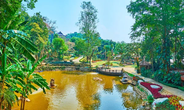 Panorama con un lago, Mae Fah Luang, Doi Tung, Tailandia — Foto de Stock