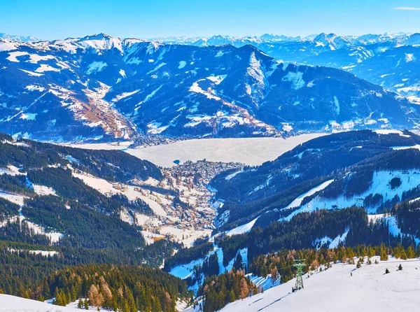 Zell am See resort y el lago Zeller desde el monte Schmitten, Austria — Foto de Stock