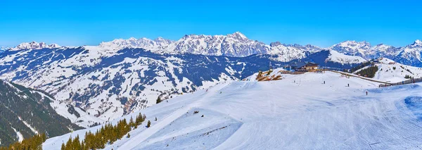 Genießen Sie die Abfahrt von schmitten, zell am see, Österreich — Stockfoto