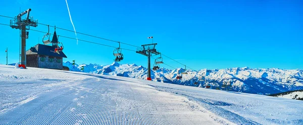 Panorama med kapell och skidlift, Schmitten Mount, Zell am See, — Stockfoto