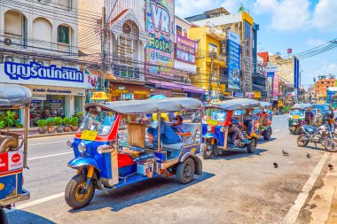 Bangkok, Tayland'ın merkezinde park edilmiş tuk-tuks