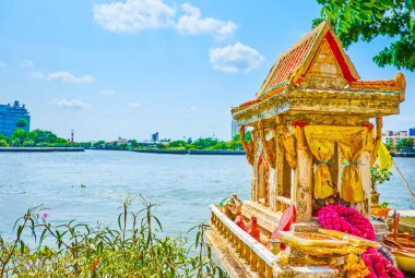 Chao Phraya nehri kıyısında küçük türbe, Bangkok, Tay