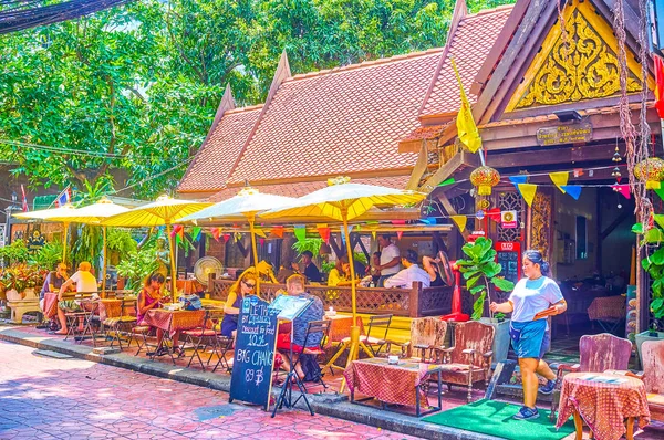 Le restaurant confortable dans le quartier Banglampu de Bangkok, Thaïlande — Photo