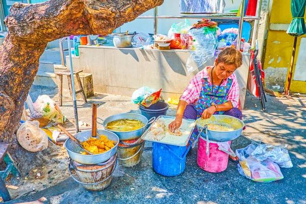 Preparação de frango frito, Bangkok, Tailândia — Fotografia de Stock