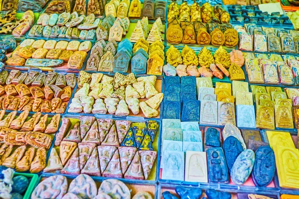 Разнообразие амулетов на рынке Фачан, Бангкок, Таиланд — стоковое фото