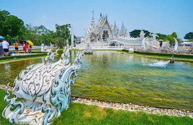 Beyaz Tapınak, Chiang Rai, Th gölet çeşmeler ve heykeller