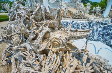Beyaz Tapınak, Chiang Rai, Thailan de ürpertici sculpure elemanları