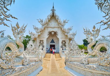 Beyaz Tapınak Ubosot, Chiang Rai, Tayland yolu