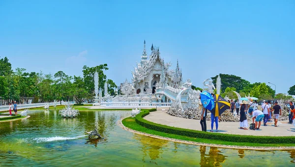 Turisti al Tempio Bianco, Chiang Rai, Thailandia — Foto Stock