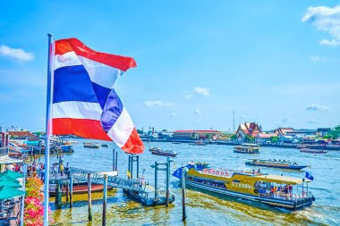 Tayland bayrağı Chao Phraya r kıyısında rüzgarsal sallar