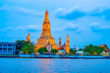 Akşam ışıklarında Wat Arun tapınağı, Bangkok, Tayland