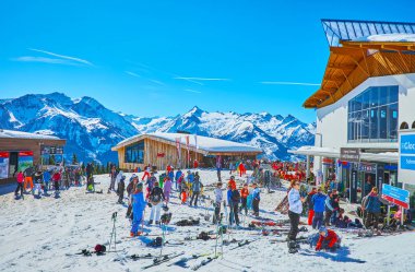 Areitbahn teleferik istasyonundaki kalabalık alan, Zell See, Aus