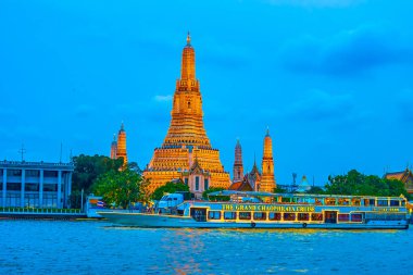 Chao Phraya nehri üzerinde büyük turistik dükkan, Bangkok, Tayland