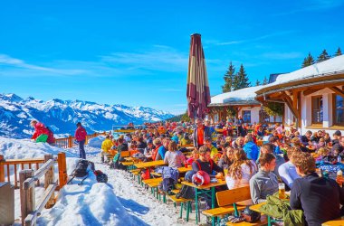 Areitalm spor kafenin kalabalık verandası, Zell See, Avusturya