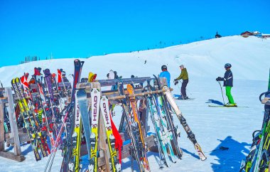 Kayak standları arkasında Schmitten monte, Zell See, Avusturya