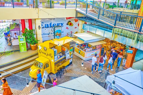 Tourists walk at food court at Tha Maharaj pier of Bangkok, Thai — Stock Photo, Image