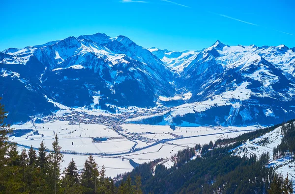 Luchtfoto van Kaprun en Kitzsteinhorn berg, Oostenrijk — Stockfoto