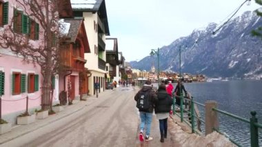 Hallstatt, Avusturya - 21 Şubat 2019: Hallstattersee lake gezinti yerleri, 21 Şubat'ta Hallstatt'ta eski şehir evleri, turistik mağazalar, sanat galerileri, kafeler ve hediyelik eşya dükkanları ile kaplıdır.