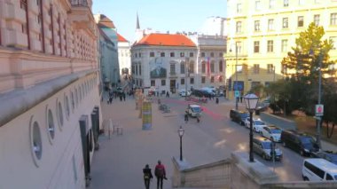 Viyana, Avusturya - 17 Şubat 2019: Augustinerstrasse'nin eski şehir caddesi 17 Şubat'ta Viyana'da tarihi konaklar, saraylar, müzeler ve kiliselerle kaplıdır.