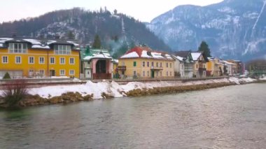 Küçük nehir kenarı Kreuzkapelle şapel Bad Ischl eski şehir evleri arasında sıkışmış, Traun nehri kıyısında uzanan, Siriuskogel mount arka planda görülür, Salzkammergut, Avusturya