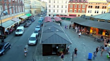 Krakow, Polonya - 20 Haziran 2018: Kazimierz Yahudi Mahallesi Yeni Meydanı'ndaki tarihi şehir evlerinde (Plac Nowy) bulunan turistik kafeler hattı, 20 Haziran'da Krakow'da.