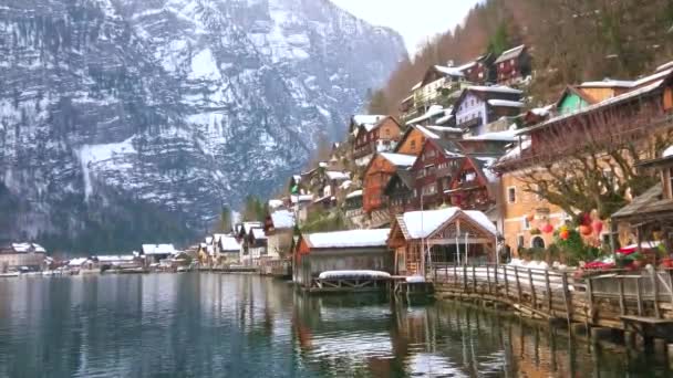 Gamla Trä Snöiga Husen Hallstatt Och Steniga Sluttningar Dachstein Alperna — Stockvideo